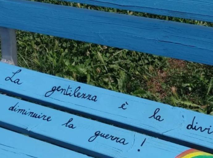 Panchine della Gentilezza a San Benigno: quando i bambini insegnano il valore del rispetto e della comunità 